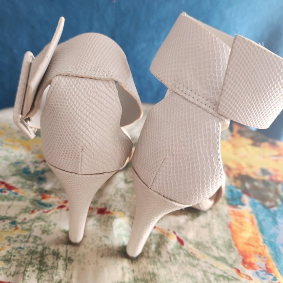 Charlotte Russe Textured Cream Heels - Picture 1 of 3